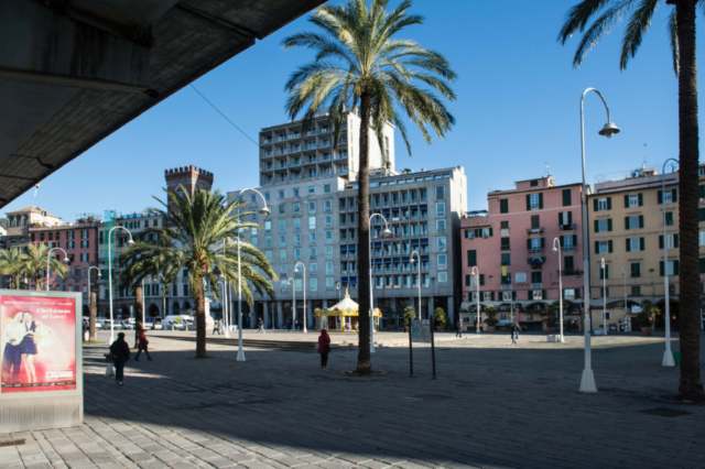 Piazza Caricamento e il palazzo di via Sottoripa 1A/Caricamento square and Sottoripa building